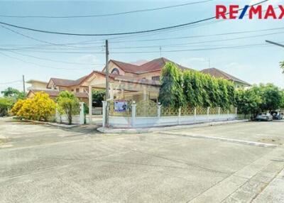 380 Sqm., 3 Beds, 3 Baths Townhouse listed for ฿ 10,500,000.