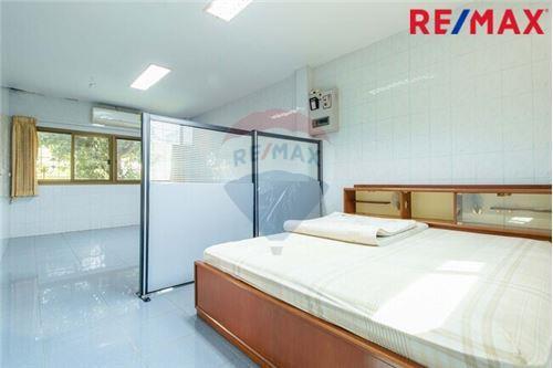 380 Sqm., 3 Beds, 3 Baths Townhouse listed for ฿ 10,500,000.