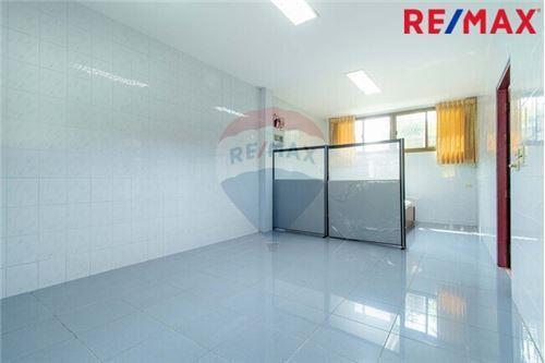 380 Sqm., 3 Beds, 3 Baths Townhouse listed for ฿ 10,500,000.