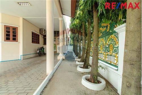 380 Sqm., 3 Beds, 3 Baths Townhouse listed for ฿ 10,500,000.