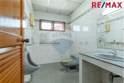 380 Sqm., 3 Beds, 3 Baths Townhouse listed for ฿ 10,500,000.