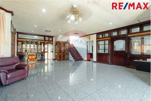 380 Sqm., 3 Beds, 3 Baths Townhouse listed for ฿ 10,500,000.