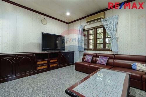 380 Sqm., 3 Beds, 3 Baths Townhouse listed for ฿ 10,500,000.