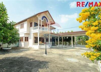 380 Sqm., 3 Beds, 3 Baths Townhouse listed for ฿ 10,500,000.