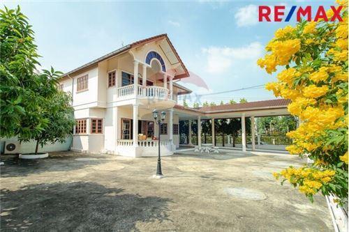 380 Sqm., 3 Beds, 3 Baths Townhouse listed for ฿ 10,500,000.