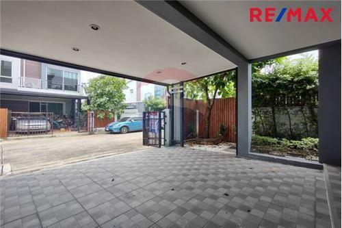 88 Sqm., 3 Beds, 2 Baths Townhouse listed for ฿ 2,250,000.