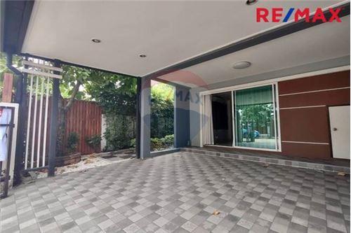 88 Sqm., 3 Beds, 2 Baths Townhouse listed for ฿ 2,250,000.