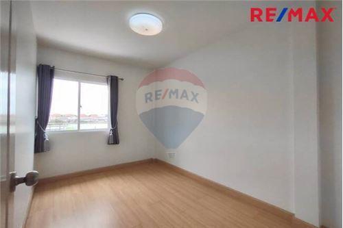 88 Sqm., 3 Beds, 2 Baths Townhouse listed for ฿ 2,250,000.