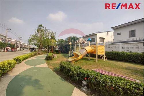 88 Sqm., 3 Beds, 2 Baths Townhouse listed for ฿ 2,250,000.