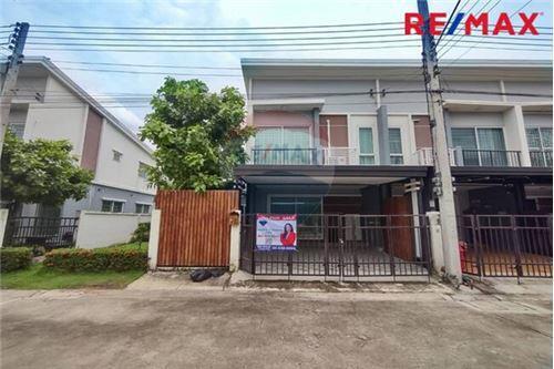 88 Sqm., 3 Beds, 2 Baths Townhouse listed for ฿ 2,250,000.