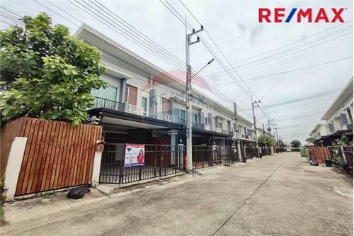 88 Sqm., 3 Beds, 2 Baths Townhouse listed for ฿ 2,250,000.