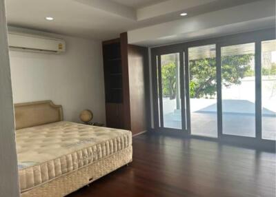 HOUSE  4 Bedrooms 4 Bathrooms Size 450sqm. Ekkamai for Rent 200,000 THB