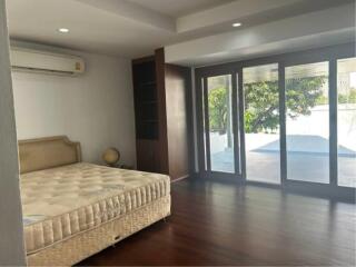 HOUSE  4 Bedrooms 4 Bathrooms Size 450sqm. Ekkamai for Rent 200,000 THB