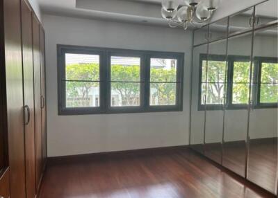 HOUSE  4 Bedrooms 4 Bathrooms Size 450sqm. Ekkamai for Rent 200,000 THB