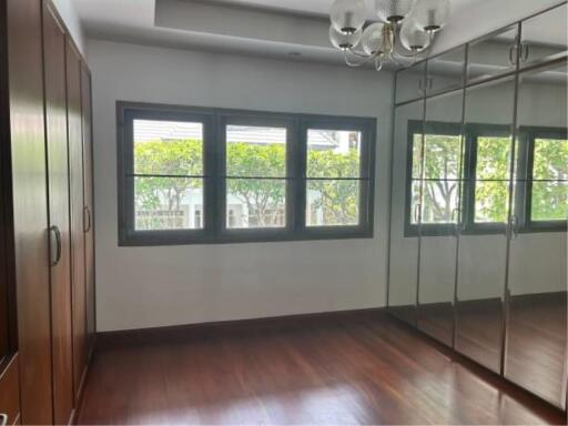 HOUSE  4 Bedrooms 4 Bathrooms Size 450sqm. Ekkamai for Rent 200,000 THB