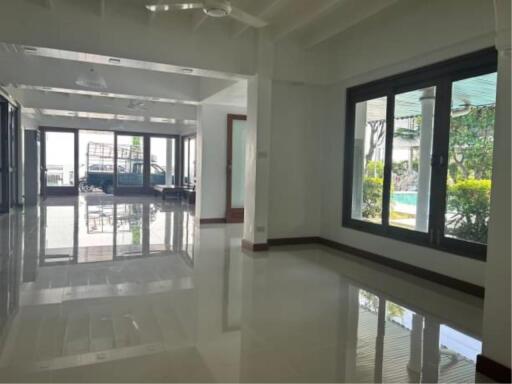 HOUSE  4 Bedrooms 4 Bathrooms Size 450sqm. Ekkamai for Rent 200,000 THB