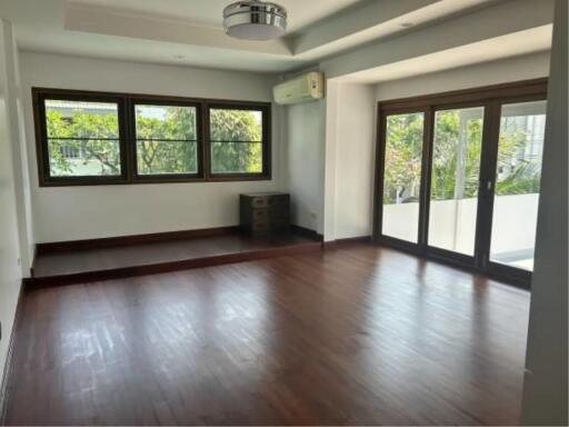 HOUSE  4 Bedrooms 4 Bathrooms Size 450sqm. Ekkamai for Rent 200,000 THB