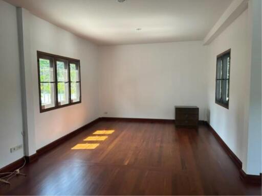 HOUSE  4 Bedrooms 4 Bathrooms Size 450sqm. Ekkamai for Rent 200,000 THB