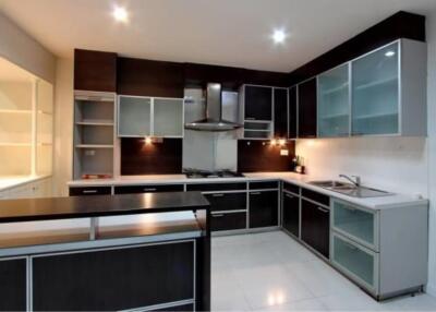 HOUSE  3 Bedrooms 3 Bathrooms Size 250sqm. Ekkamai for Rent 85,000 THB