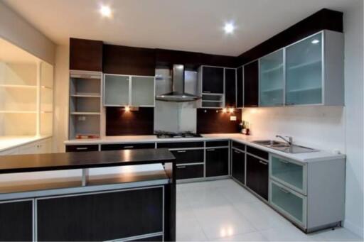 HOUSE  3 Bedrooms 3 Bathrooms Size 250sqm. Ekkamai for Rent 85,000 THB