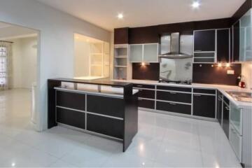 HOUSE  3 Bedrooms 3 Bathrooms Size 250sqm. Ekkamai for Rent 85,000 THB