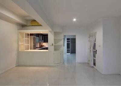 HOUSE  3 Bedrooms 3 Bathrooms Size 250sqm. Ekkamai for Rent 85,000 THB