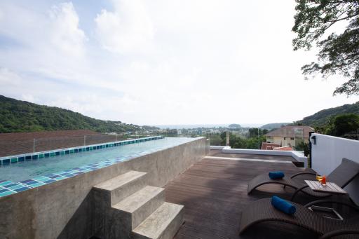 Sea-view penthouse suite with a plunge pool in Kata