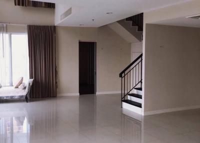 4 Bedroom Duplex Penthouse For Sale in Baan Rajprasong Condominium, Pathum Wan, Bangkok