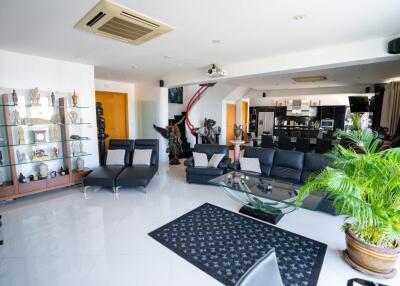 Penthouse Duplex Condo with 2 Bedrooms and 4 bathrooms on Pratamnak