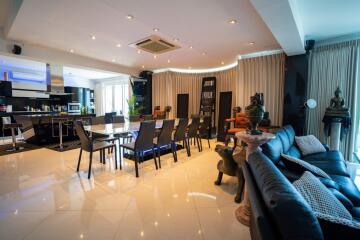 Penthouse Duplex Condo with 2 Bedrooms and 4 bathrooms on Pratamnak