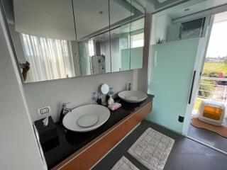 Connected Studio and two bedroom condo with sea view