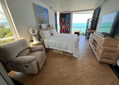 Connected Studio and two bedroom condo with sea view