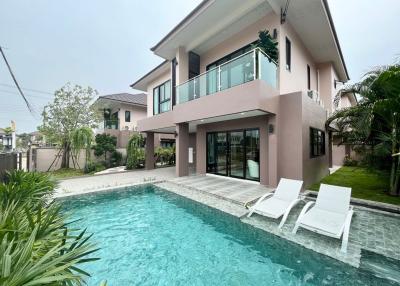 Beautiful pool villa in Huay Yai