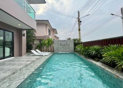 Beautiful pool villa in Huay Yai