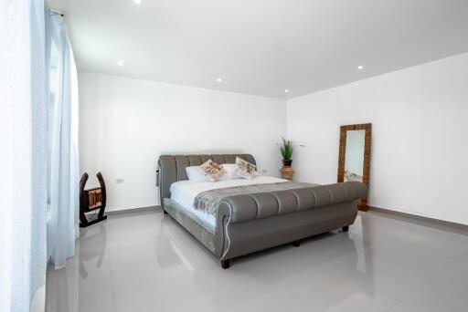 Beautiful 4 Bedroom Pool Villa for sale in East Pattaya