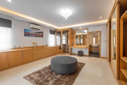 Huge 8 Bedroom House in heart of the city