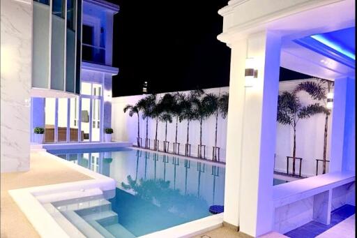Ultra-modern pool villa in the city
