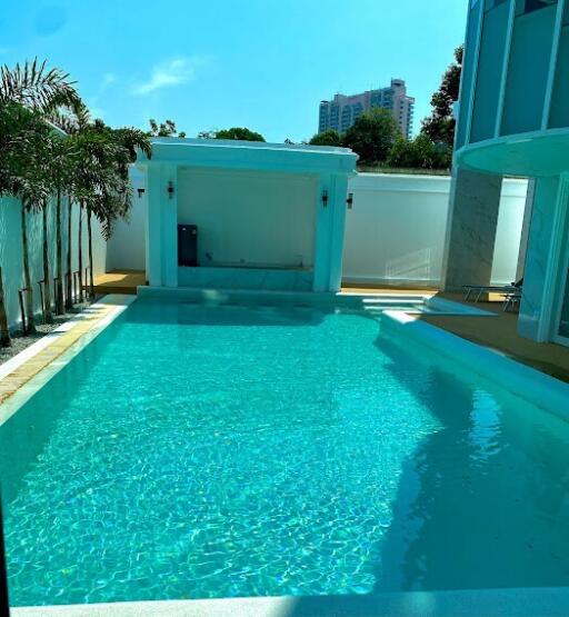 Ultra-modern pool villa in the city