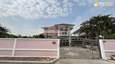 4 Bed 5 Bath Pool Villa in Jomtien