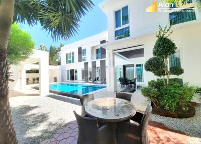 Modern Luxury 5 Bed 6 Bath Pool Villa in Jomtien