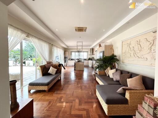 5 Bed 6 Bath Pool Villa in East Pattaya HS5561