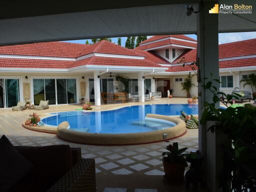 5 Bed 6 Bath Pool Villa in East Pattaya HS5561