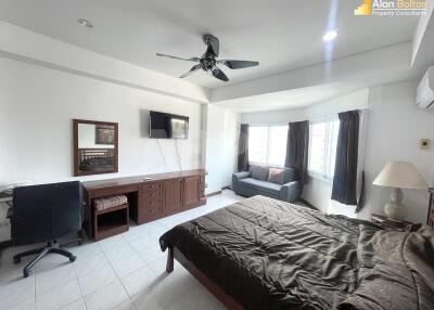 Large 1 Bed 2 Bath Condo in Jomtien