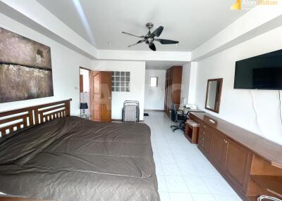 Large 1 Bed 2 Bath Condo in Jomtien