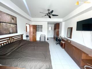 Large 1 Bed 2 Bath Condo in Jomtien