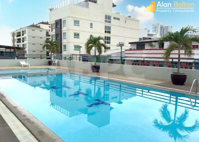 Large 1 Bed 2 Bath Condo in Jomtien