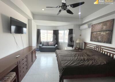 Large 1 Bed 2 Bath Condo in Jomtien