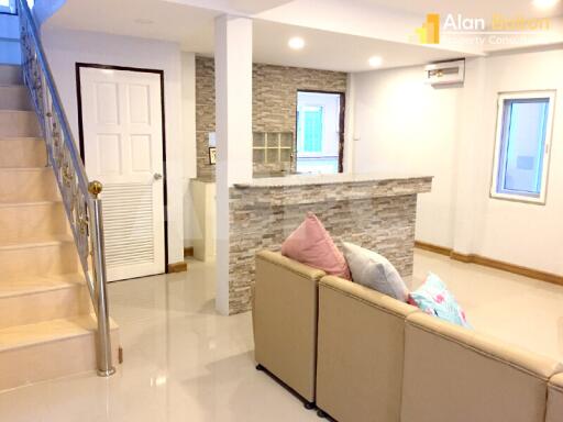 4 Bed 4 Bath House close to beach in Jomtien HS5498