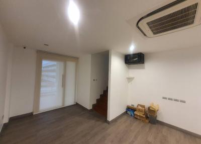 New Premium Home Office In Bangkok •  5 mins to Don Mueang Airport