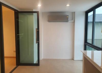 New Premium Home Office In Bangkok •  5 mins to Don Mueang Airport